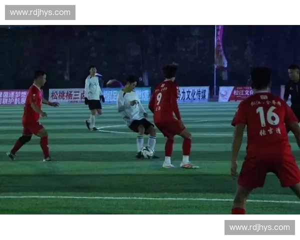 暴雨中的绿茵搏杀 足球比赛在风雨中展现无限激情与不屈精神