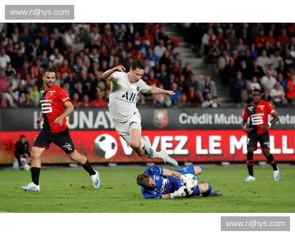 回顾赛季风云激荡的足球联赛整体表现与发展趋势与未来方向分析